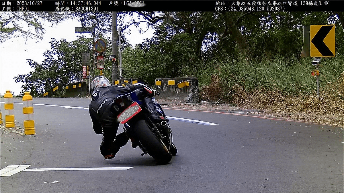 彰化縣警局宣布,只要機車過彎時與地面角度小於60度,被系統拍照後經員警確認無誤,會依法開處6千至3萬6千元罰鍰。(圖/彰化縣警察局提供) 彰化縣警局宣布,只要機車過彎時與地面角度小於60度,被系統拍照後經員警確認無誤,會依法開處6千至3萬6千元罰鍰。(圖/彰化縣警察局提供)