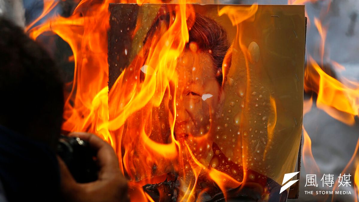 憤怒的印度民眾正在焚燒習近平的照片。(美聯社) 憤怒的印度民眾正在焚燒習近平的照片。(美聯社)