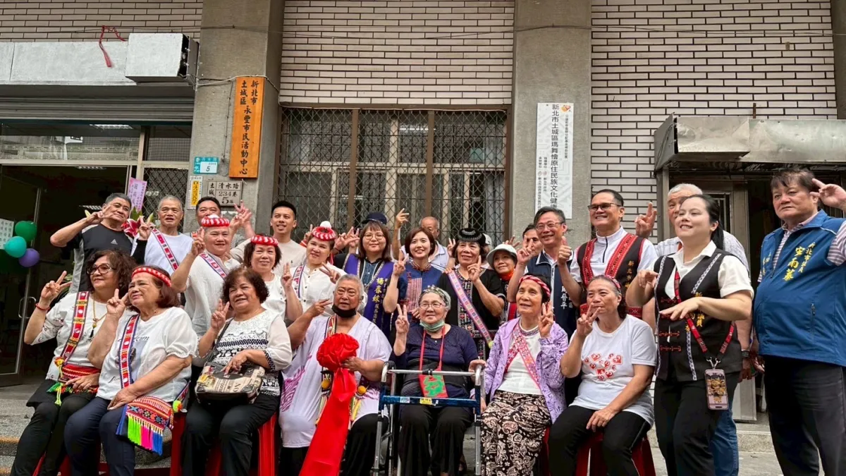 瑪舞懀原住民文化藝術團承接設立「土城區瑪舞懀文健站」(6)日舉辦揭牌儀式,原民局長Siku Yaway林瑋茜與出席活動貴賓合影。(圖/新北市原民局提供)