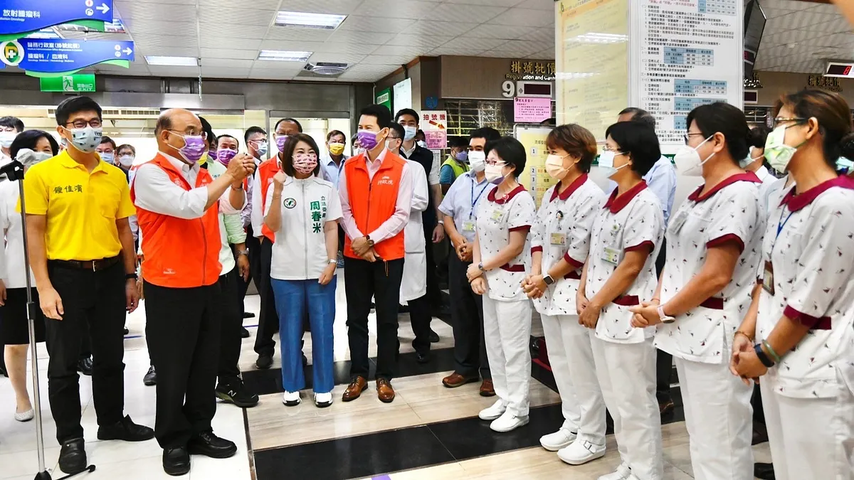 行政院長蘇貞昌(前排左二)12日上午前往部立屏東醫院視察暨慰勉醫護人員。(行政院提供)