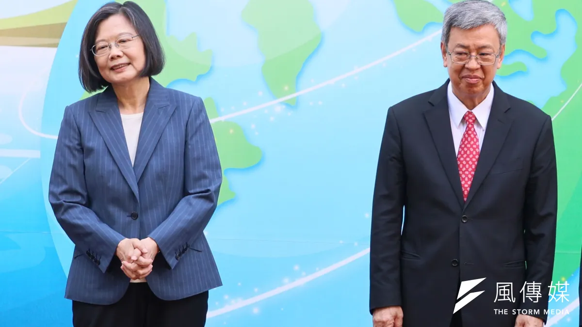 台灣民意基金會19日公布最新民調,結果顯示有4成6受訪者贊同總統蔡英文(左)處理國政的方式、不贊同4成7,至於行政院長陳建仁(右)則有4成9受訪者滿意陳內閣施政表現、不滿意4成。(資料照,柯承惠攝)