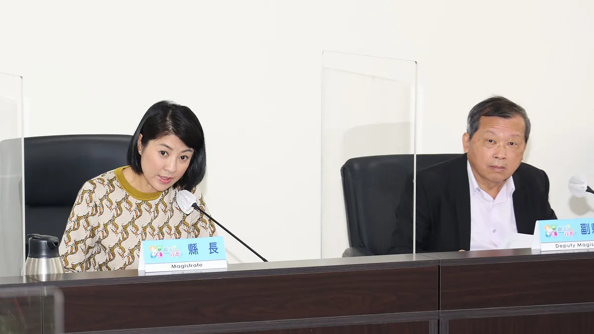 清明節前夕南投縣內山坡草地尤其是公墓火警日益頻傳,許淑華縣長13日在縣務會議指示縣府消防等局處,加強協調各鄉鎮市公所墓地除草作業落實移除。(圖/南投縣政府)