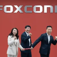 At the Foxconn rotating CEO handover ceremony, Chairman Young Liu (center) witnessed Camp Director Yang Chiu-chin (left) pass the symbolic baton representing the rotating CEO role to Foxconn Business Group General Manager Michael Chiang (right). Photo co At the Foxconn rotating CEO handover ceremony, Chairman Young Liu (center) witnessed Camp Director Yang Chiu-chin (left) pass the symbolic baton representing the rotating CEO role to Foxconn Business Group General Manager Michael Chiang (right). Photo co