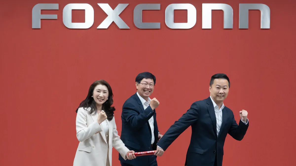 At the Foxconn rotating CEO handover ceremony, Chairman Young Liu (center) witnessed Camp Director Yang Chiu-chin (left) pass the symbolic baton representing the rotating CEO role to Foxconn Business Group General Manager Michael Chiang (right). Photo co
