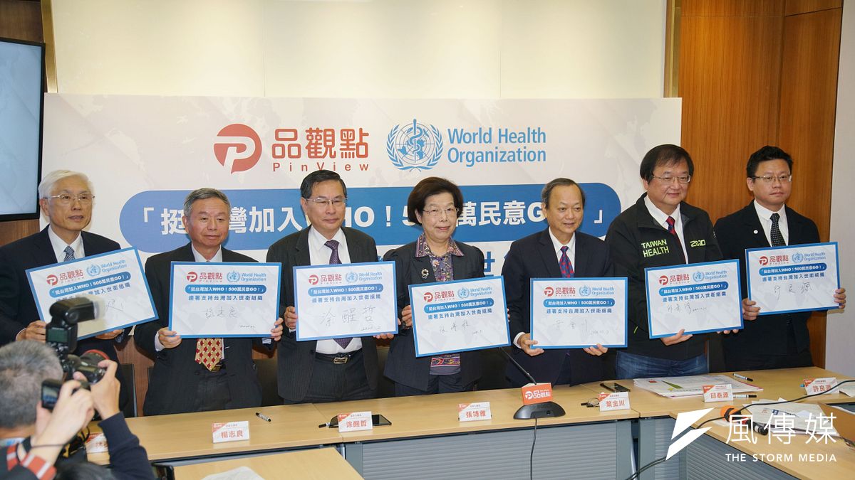 5位歷任衛生署長以及醫師全聯會理事長邱泰源13日齊聚一堂簽署連署書,共為台灣發聲,呼籲500萬人參與連署、推動加入WHO。(盧逸峰攝) 5位歷任衛生署長以及醫師全聯會理事長邱泰源13日齊聚一堂簽署連署書,共為台灣發聲,呼籲500萬人參與連署、推動加入WHO。(盧逸峰攝)