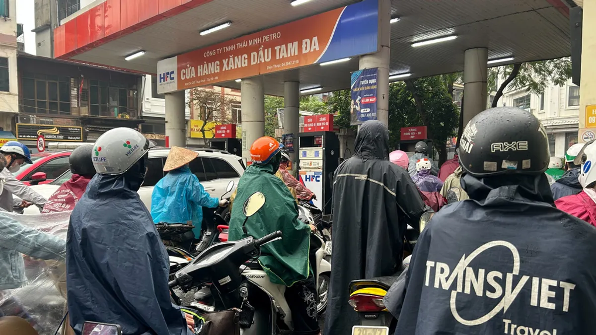 越南河內一處加油站湧入大量摩托車排隊搶加油。(美聯社)