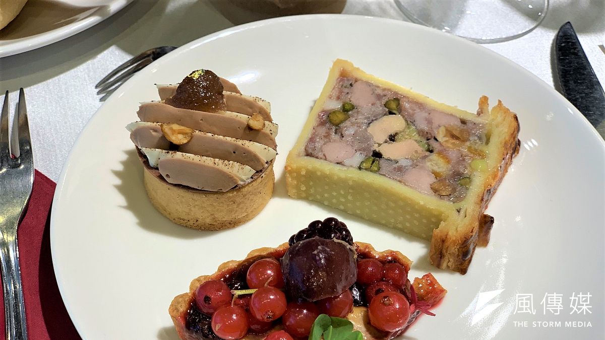 第2屆法國食品展:黃詩文現場製作的節慶酥皮肉派(右)和秋季莓果肥肝塔(中)及傅禮安製作的法式栗子香草榛果塔(簡恒宇攝) 第2屆法國食品展:黃詩文現場製作的節慶酥皮肉派(右)和秋季莓果肥肝塔(中)及傅禮安製作的法式栗子香草榛果塔(簡恒宇攝)