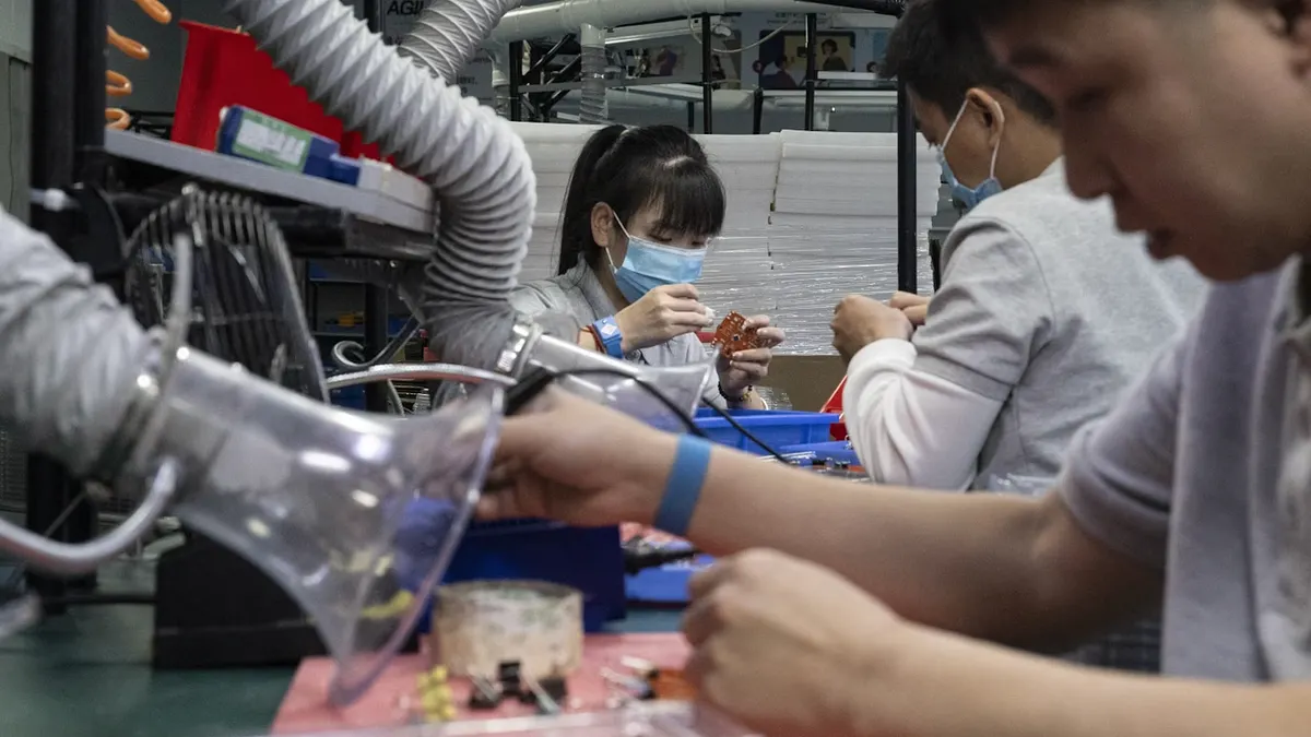 中國南方一個工廠內,工人們正在組裝小型電子設備。(The Wall Street Journal) 中國南方一個工廠內,工人們正在組裝小型電子設備。(The Wall Street Journal)