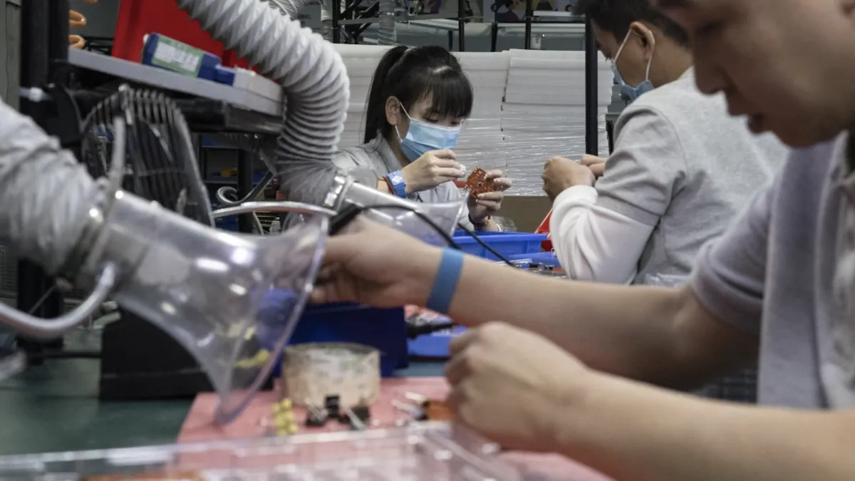 中國南方一個工廠內,工人們正在組裝小型電子設備。(The Wall Street Journal)