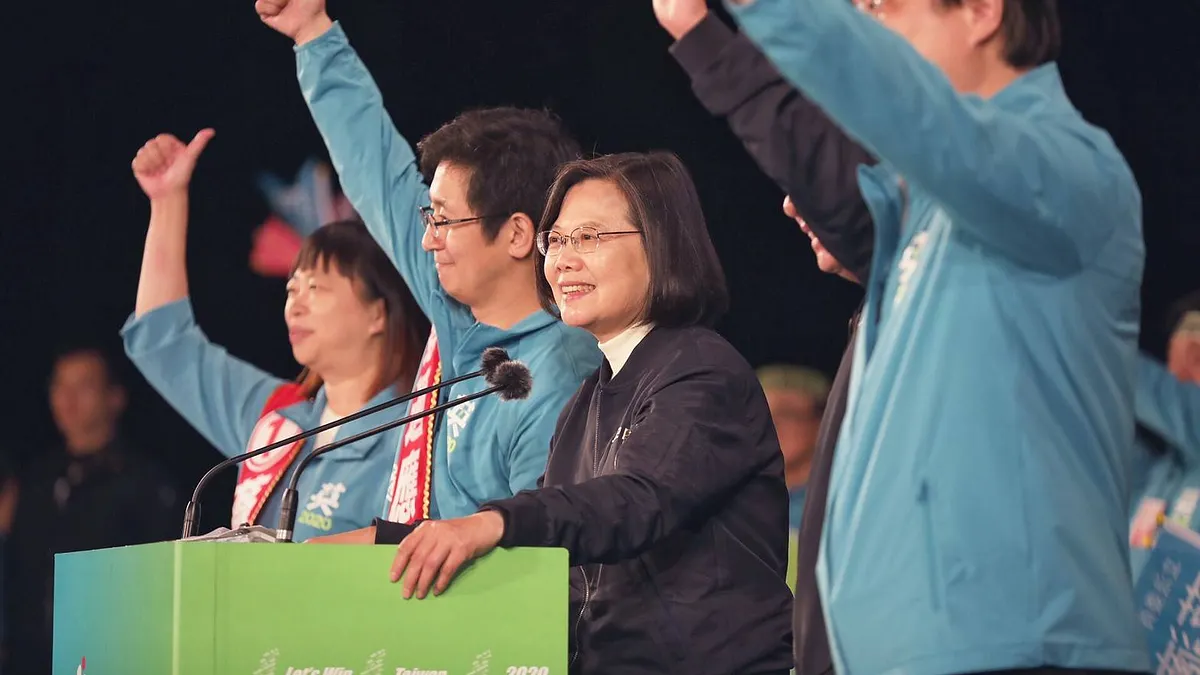 總統蔡英文9日晚間出席基隆造勢晚會,與副總統陳建仁、副總統候選人賴清德、行政院副院長陳其邁、基隆市長林右昌等人,強力替力拚連任的民進黨立委蔡適應助陣。(蔡英文競選辦公室提供)