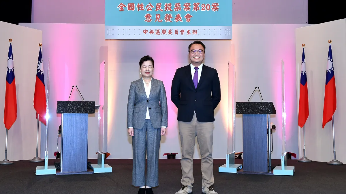 「珍愛藻礁公投」意見說明會,正方代表為台灣蠻野心足協會理事長陳憲政(右),反方則由經濟部長王美花(左)出任。(中選會提供)