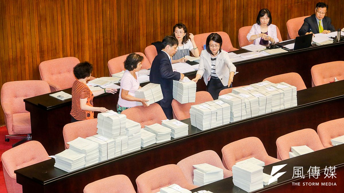 立法院臨時會馬拉松式表,千條提案書堆滿佔置官員席,議事人員吃力搬進搬出。(陳明仁攝) 立法院臨時會馬拉松式表,千條提案書堆滿佔置官員席,議事人員吃力搬進搬出。(陳明仁攝)