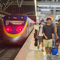 6日、台湾鉄道125号列車の第七車両において、男性乗客のモバイルバッテリーが突然発煙し、車掌がすぐさま消火器で火を消し止めた。乗客は手にやけどを負った。(資料写真/洪煜勛撮影) 6日、台湾鉄道125号列車の第七車両において、男性乗客のモバイルバッテリーが突然発煙し、車掌がすぐさま消火器で火を消し止めた。乗客は手にやけどを負った。(資料写真/洪煜勛撮影)