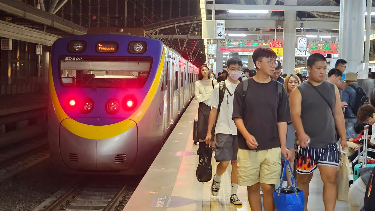 6日、台湾鉄道125号列車の第七車両において、男性乗客のモバイルバッテリーが突然発煙し、車掌がすぐさま消火器で火を消し止めた。乗客は手にやけどを負った。(資料写真/洪煜勛撮影) 6日、台湾鉄道125号列車の第七車両において、男性乗客のモバイルバッテリーが突然発煙し、車掌がすぐさま消火器で火を消し止めた。乗客は手にやけどを負った。(資料写真/洪煜勛撮影)