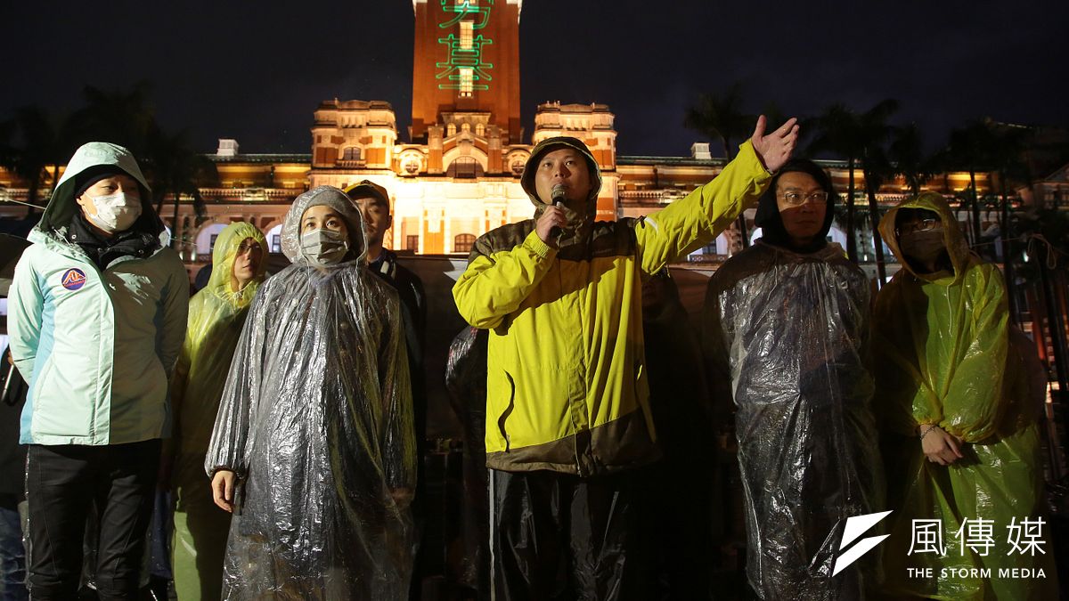時代力量立院黨團6日持續於總統府前凱道靜坐禁食,並於現場召開記者會,以雷射光向總統府打上「退回勞基法」。(顏麟宇攝) 時代力量立院黨團6日持續於總統府前凱道靜坐禁食,並於現場召開記者會,以雷射光向總統府打上「退回勞基法」。(顏麟宇攝)