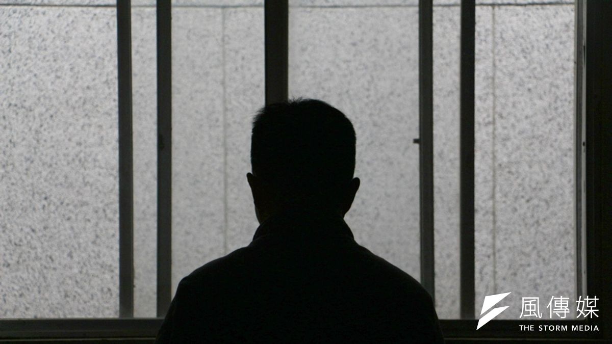 還未審判就被「製造」成全國知名殺人犯,將如何改變人一生?媽媽嘴咖啡館負責人呂炳宏,正是警界惡習的「祭品」之一(陳韡誌攝影) 還未審判就被「製造」成全國知名殺人犯,將如何改變人一生?媽媽嘴咖啡館負責人呂炳宏,正是警界惡習的「祭品」之一(陳韡誌攝影)