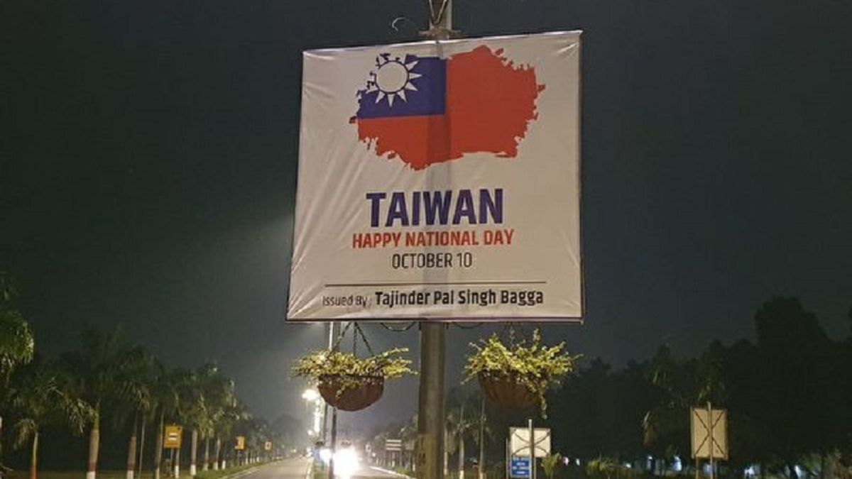 雙十國慶凌晨,中國駐印度大使館附近掛出許多祝賀中華民國「國慶日快樂」的海報。(圖取自twitter.com/AdityaRajKaul) 雙十國慶凌晨,中國駐印度大使館附近掛出許多祝賀中華民國「國慶日快樂」的海報。(圖取自twitter.com/AdityaRajKaul)