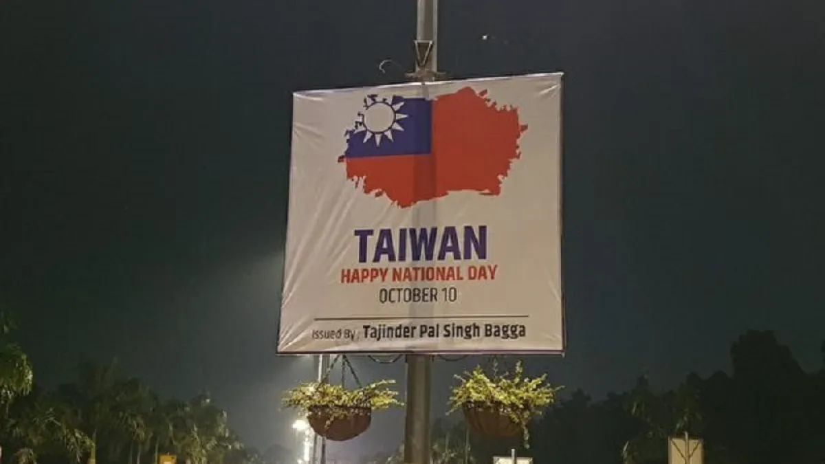 雙十國慶凌晨,中國駐印度大使館附近掛出許多祝賀中華民國「國慶日快樂」的海報。(圖取自twitter.com/AdityaRajKaul)