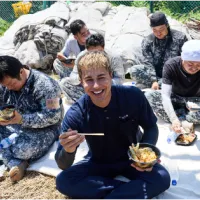 ほっかほっか亭がインフラ現場の声を反映した「夏のカラダメンテ飯」を発売し、タレントのユージさんが過酷な鉄塔塗装作業を通じてその熱中症対策と美味しさを体験した。(写真/ほっかほっか亭総本部 PR事務局提供) ほっかほっか亭がインフラ現場の声を反映した「夏のカラダメンテ飯」を発売し、タレントのユージさんが過酷な鉄塔塗装作業を通じてその熱中症対策と美味しさを体験した。(写真/ほっかほっか亭総本部 PR事務局提供)
