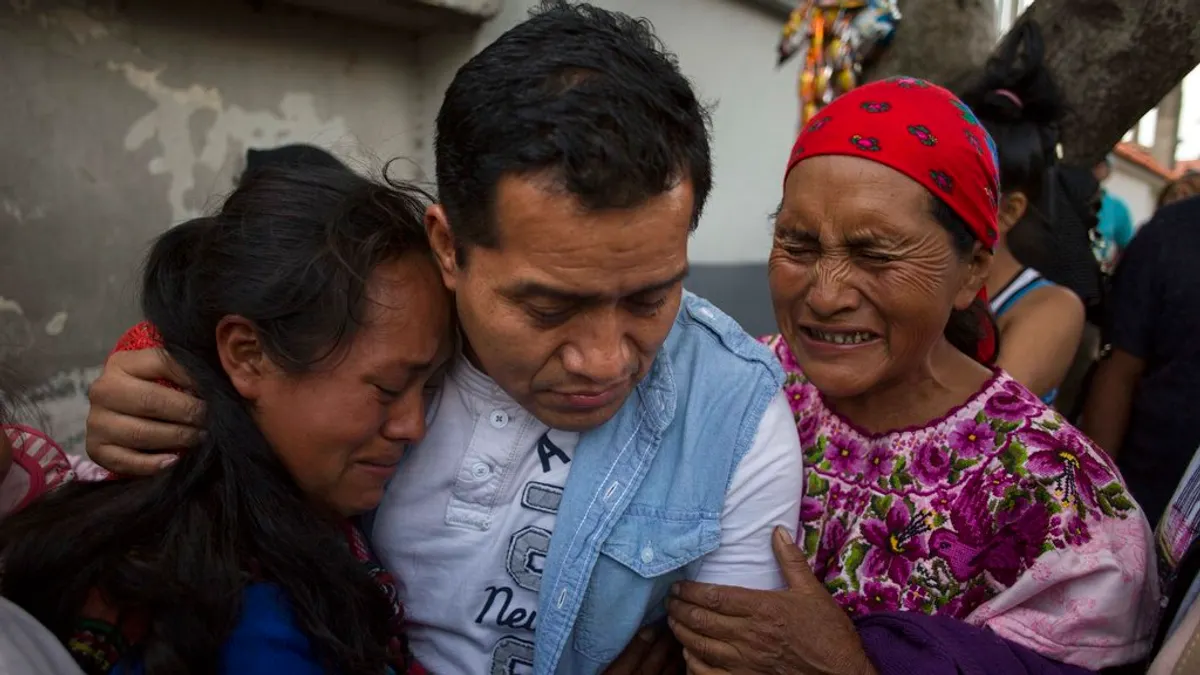 2018年6月20日,遭美國遣返的瓜地馬拉非法移民洛佩茲(Juan Lopez)與家人相擁。(AP)