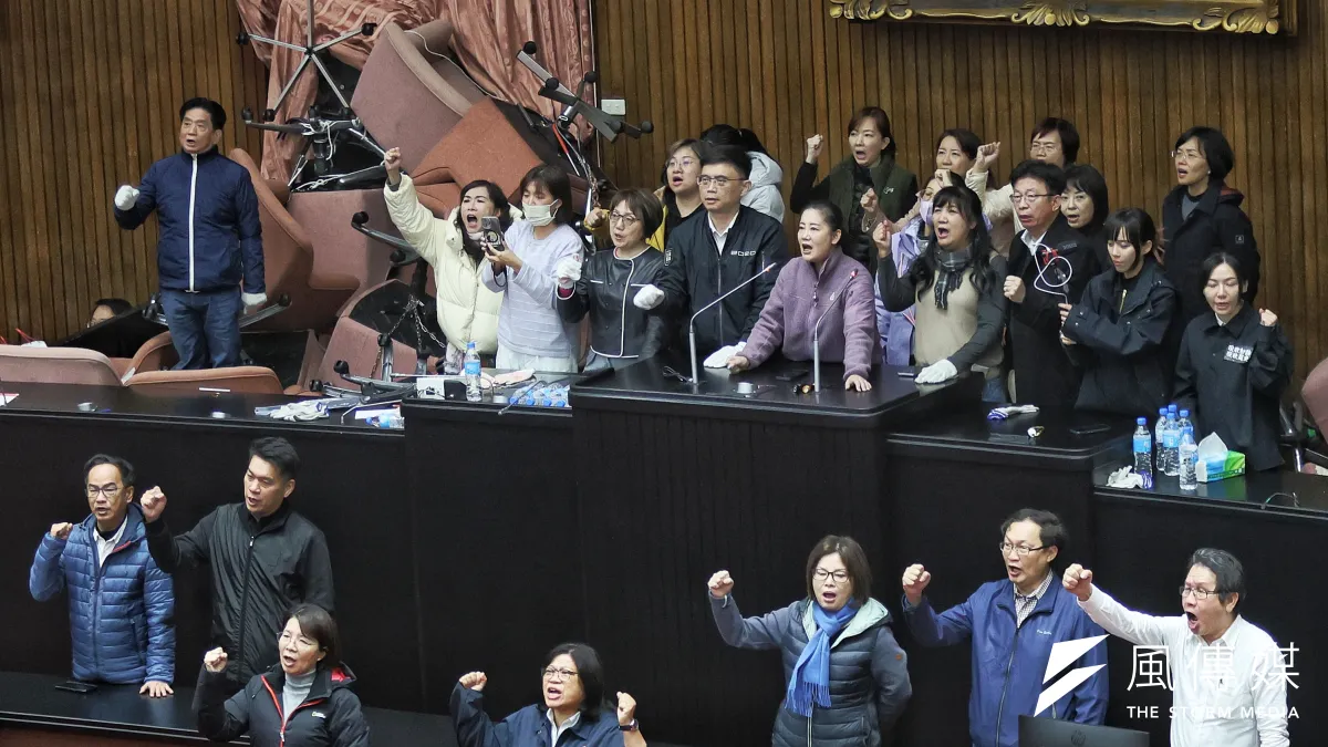 立法院20日開議前民進黨立委佔據主席台並以椅子堵住議場各出入口,民進黨立委並在主席台呼口號。(柯承惠攝)