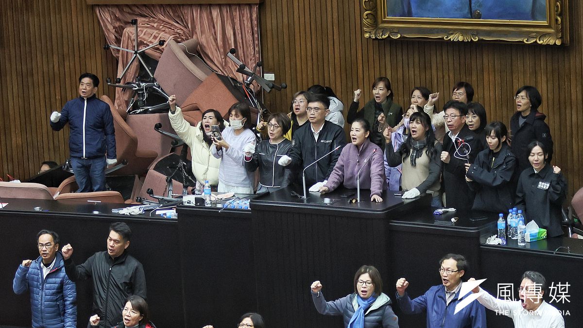 立法院20日開議前民進黨立委佔據主席台並以椅子堵住議場各出入口,民進黨立委並在主席台呼口號。(柯承惠攝) 立法院20日開議前民進黨立委佔據主席台並以椅子堵住議場各出入口,民進黨立委並在主席台呼口號。(柯承惠攝)