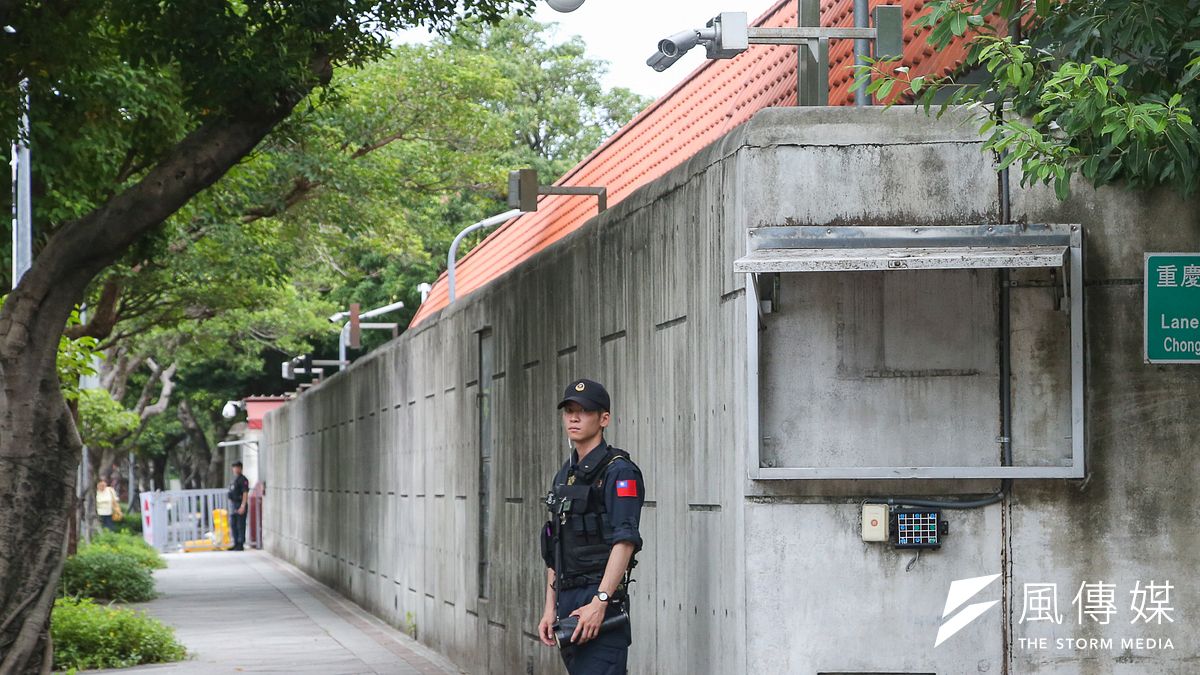 總統維安爆出不倫戀,已婚男女憲兵在營內偷情,兩人被記大過已退伍。圖為總統官邸維安,該人物與新聞無關。(資料照,陳明仁攝) 總統維安爆出不倫戀,已婚男女憲兵在營內偷情,兩人被記大過已退伍。圖為總統官邸維安,該人物與新聞無關。(資料照,陳明仁攝)