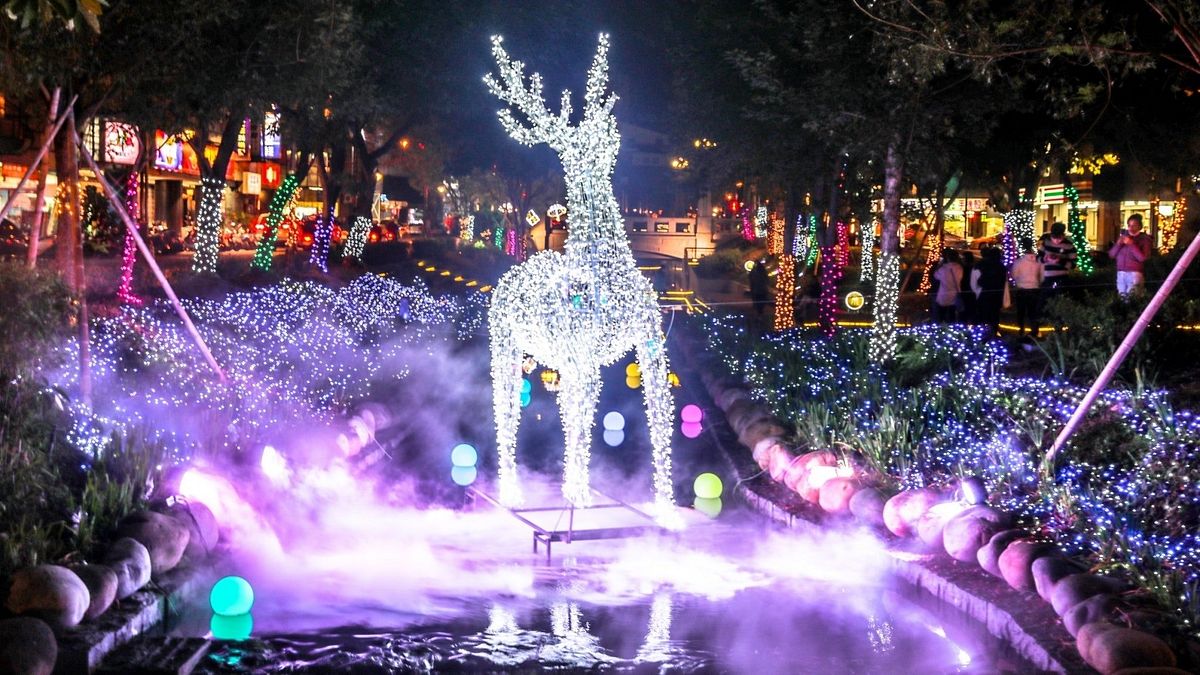 台中綠川打造耶誕魔法森林,魔法森林不可缺少的就是魔法神獸,森林裡的主角燈飾「神秘白馴鹿」高達4公尺。(圖/台中市政府提供) 台中綠川打造耶誕魔法森林,魔法森林不可缺少的就是魔法神獸,森林裡的主角燈飾「神秘白馴鹿」高達4公尺。(圖/台中市政府提供)