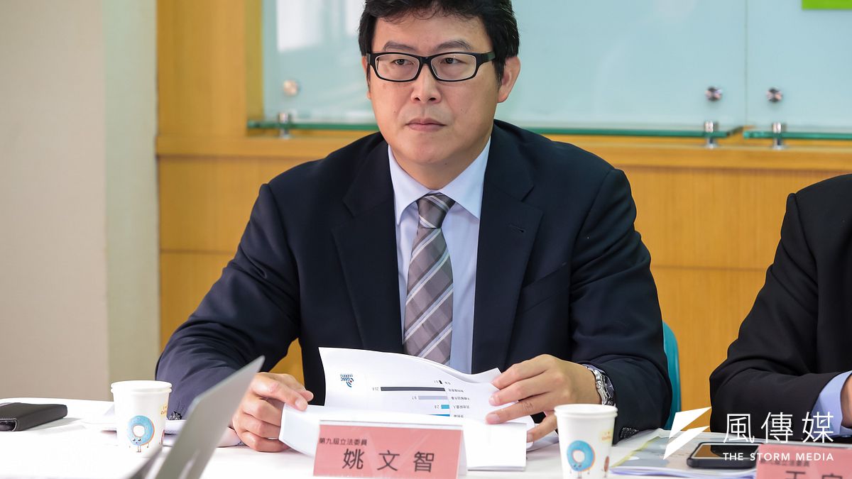 民航局長林國顯8日表示要遷建松山機場,20年內不可能。有意角逐下屆台北市長的民進黨立委姚文智也在臉書貼文,要民航局長下台。(資料照,顏麟宇攝) 民航局長林國顯8日表示要遷建松山機場,20年內不可能。有意角逐下屆台北市長的民進黨立委姚文智也在臉書貼文,要民航局長下台。(資料照,顏麟宇攝)