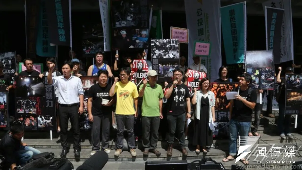 行政院長江宜樺遭台北地院傳喚出庭,島國前進發起人黃國昌、陳為廷等人也到場抗議。(余志偉攝)