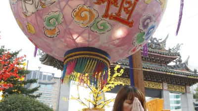 少了香,信眾與神明溝通的媒介就只有心誠了。圖為龍山寺(AP)