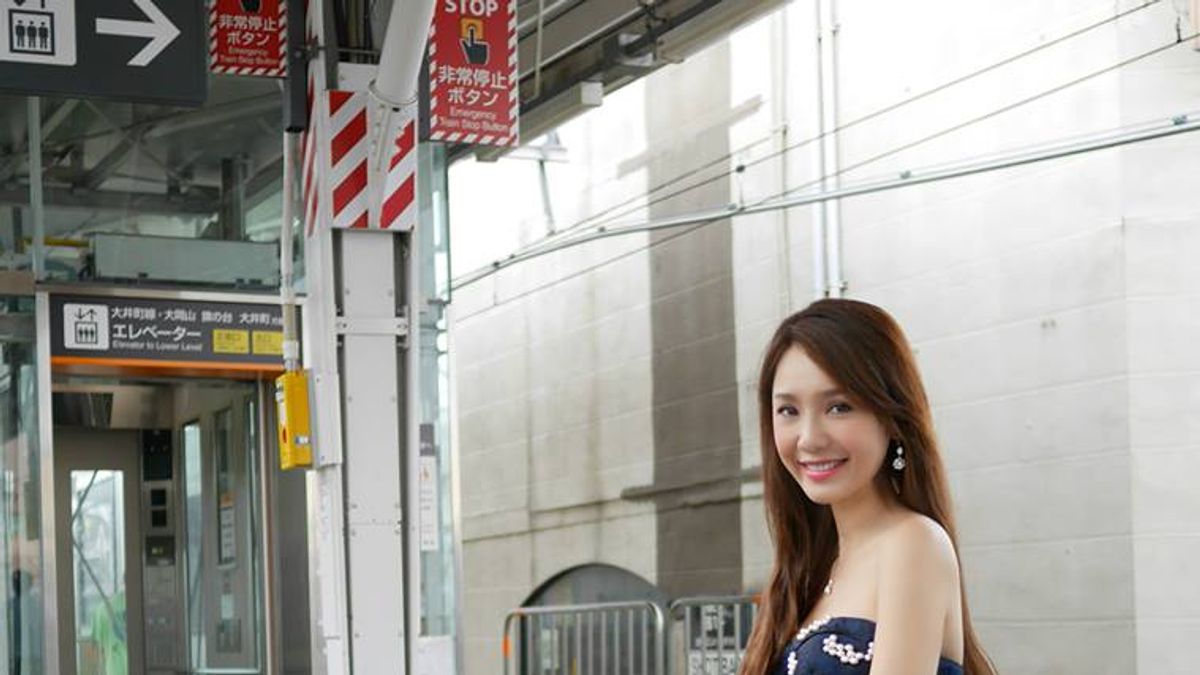 海倫清桃2014年曾推出的自傳《我用勇氣與驕傲在黑暗中種下一道光》,其內容中所謂父母、姊姊、弟弟過世,其實都是戴發奎的人生經歷,景美女中、UCLA肄業等學歷也是假的。(取自個人臉書) 海倫清桃2014年曾推出的自傳《我用勇氣與驕傲在黑暗中種下一道光》,其內容中所謂父母、姊姊、弟弟過世,其實都是戴發奎的人生經歷,景美女中、UCLA肄業等學歷也是假的。(取自個人臉書)