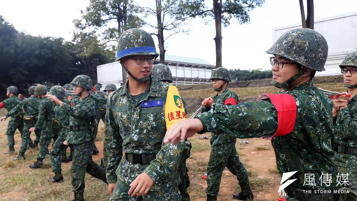 教育班長指導新兵操作手榴彈投擲課程。(資料照,蘇仲泓攝) 教育班長指導新兵操作手榴彈投擲課程。(資料照,蘇仲泓攝)