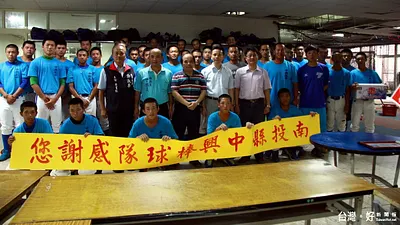 關懷中興棒球隊 立委許淑華贈白米為選手加油