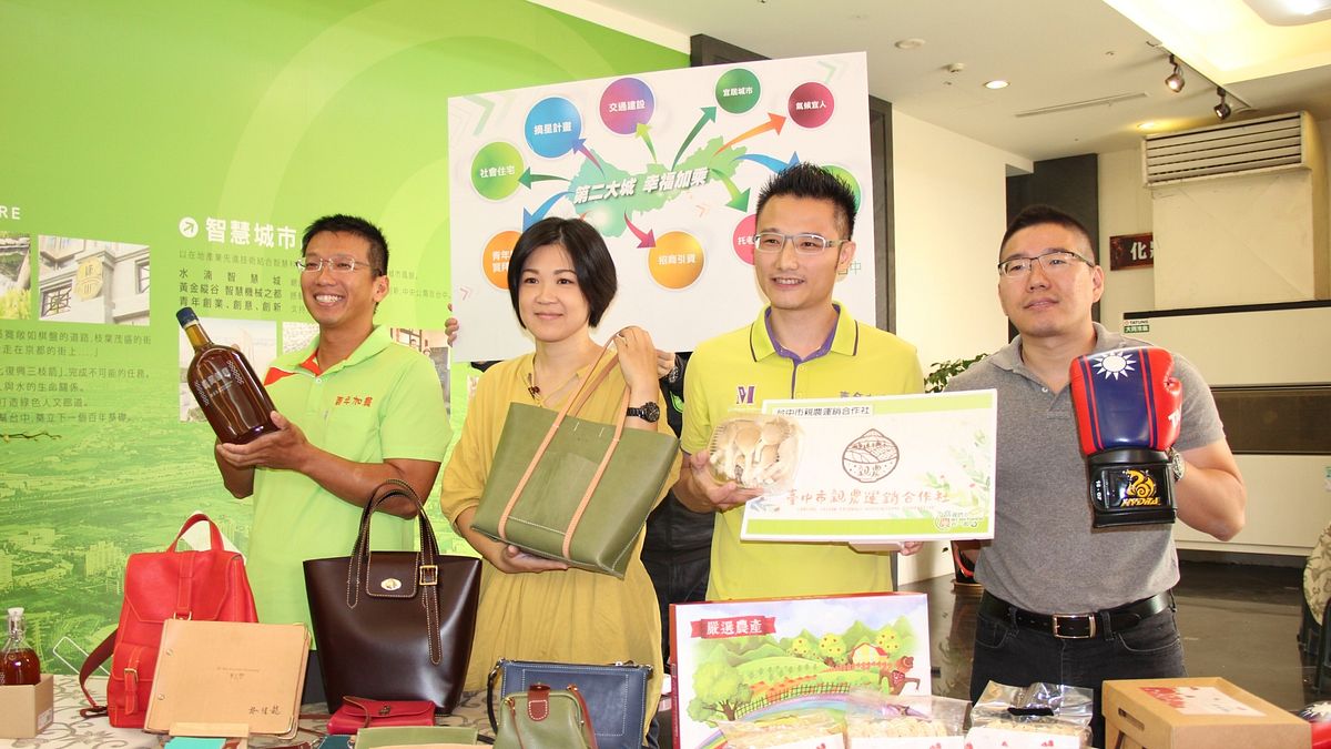 台中市長林佳龍指出,台中是六都中失業率最低的城市,希望越來越多人一起中漂返鄉。左起為創業青年蔡孟佳、黃郁如、古明弘、李俊志。(林佳龍競選總部提供) 台中市長林佳龍指出,台中是六都中失業率最低的城市,希望越來越多人一起中漂返鄉。左起為創業青年蔡孟佳、黃郁如、古明弘、李俊志。(林佳龍競選總部提供)