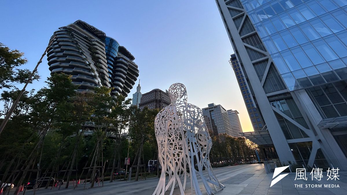 20250322-信義區豪宅。左邊陶朱隱園、右邊富邦大樓。(讀者提供) 20250322-信義區豪宅。左邊陶朱隱園、右邊富邦大樓。(讀者提供)