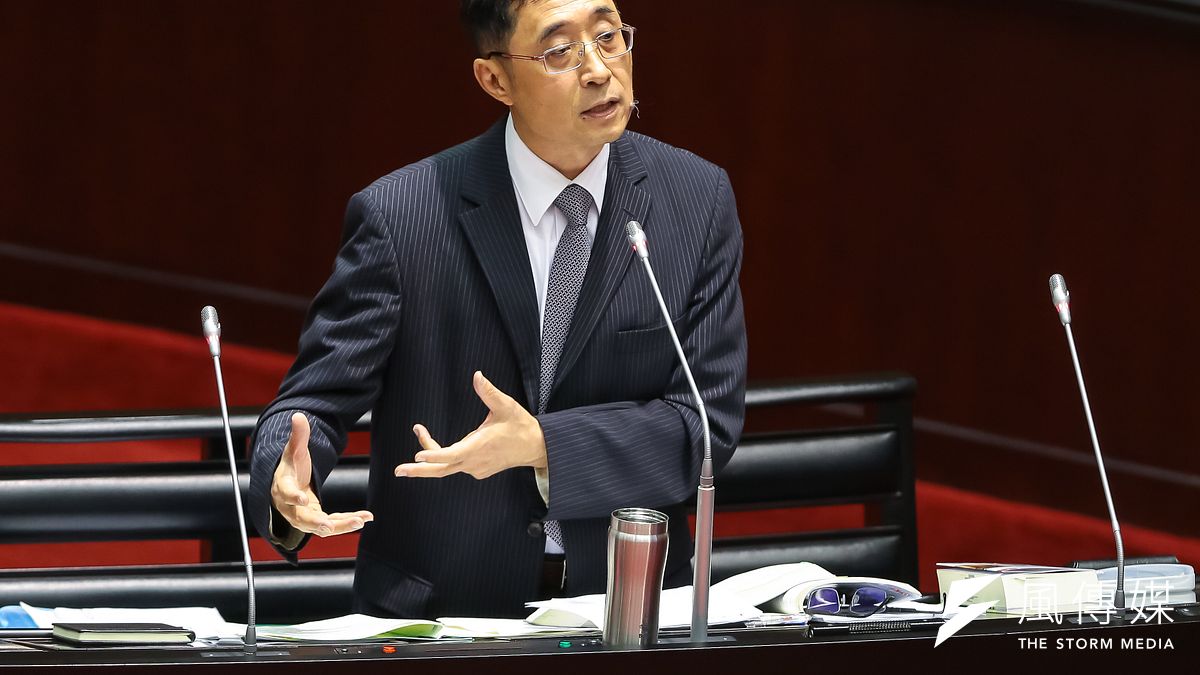 大法官被提名人詹森林語帶玄機地說,以美國總統進行國情咨文結束時,在場都會基於禮貌起立鼓掌,唯獨9位大法官「不管內心如何澎湃洶湧或是感到不服」,都不會有顯現表情。(顏麟宇攝) 大法官被提名人詹森林語帶玄機地說,以美國總統進行國情咨文結束時,在場都會基於禮貌起立鼓掌,唯獨9位大法官「不管內心如何澎湃洶湧或是感到不服」,都不會有顯現表情。(顏麟宇攝)