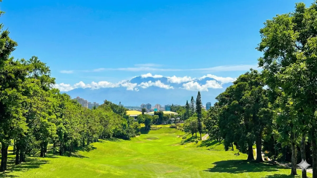 高雄果嶺自然公園占地約70公頃,遠眺大武山形成美麗的時空地景。(圖/高市工務局提供)