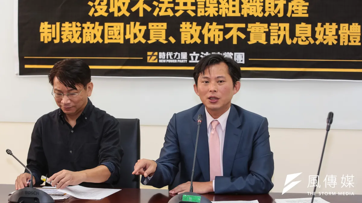 時代力量立委黃國昌(右)揭發走私菸案後,接下來竟是時代力量的分崩離析。(資料照片,顏麟宇攝)