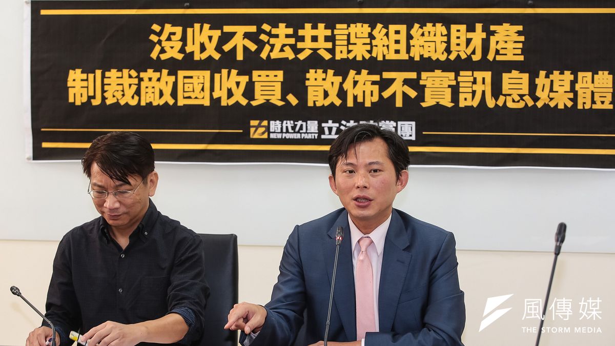 時代力量立委黃國昌(右)揭發走私菸案後,接下來竟是時代力量的分崩離析。(資料照片,顏麟宇攝) 時代力量立委黃國昌(右)揭發走私菸案後,接下來竟是時代力量的分崩離析。(資料照片,顏麟宇攝)