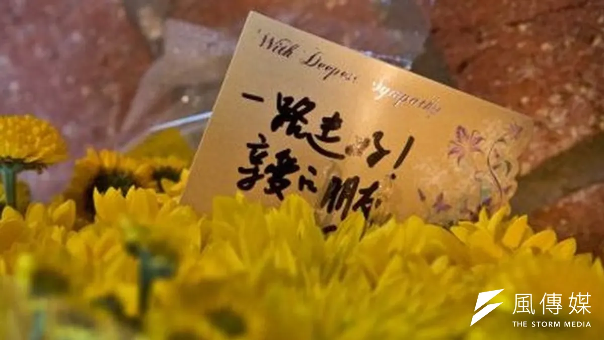 鄰居在孫家門口放上花束,願死者安息。(取自網路) 鄰居在孫家門口放上花束,願死者安息。(取自網路)