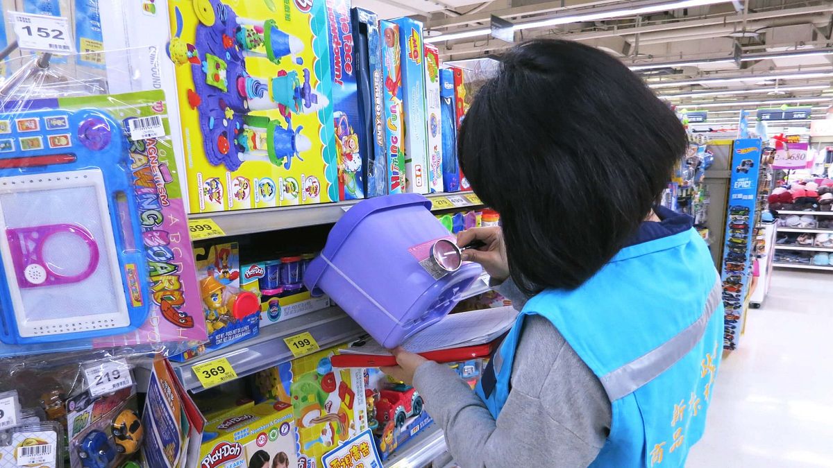 兒童節將至,新北市經濟發展局日前進行玩具商品標示抽查,總計抽查313件,不合格率為10.54%,已依「商品標示法」立即要求不合格業者限期改善。(圖/新北市經發局提供) 兒童節將至,新北市經濟發展局日前進行玩具商品標示抽查,總計抽查313件,不合格率為10.54%,已依「商品標示法」立即要求不合格業者限期改善。(圖/新北市經發局提供)