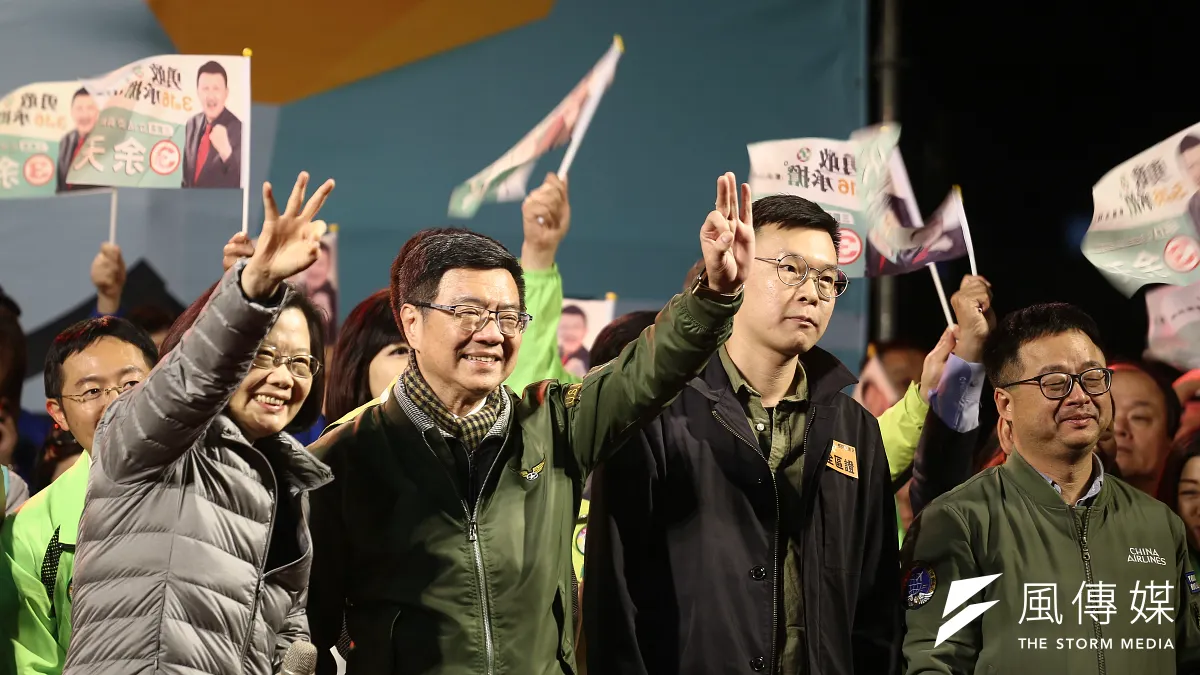 20190315-三重區立委補選候選人余天選前之夜晚會,太陽花學運領袖林飛帆(右1)同台造勢。(陳品佑攝)