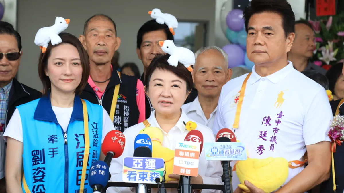 台中市長盧秀燕(前中)出席活動接受聯訪表示,國民黨正進行整合,將團結力拚2028重返執政。(中央社)
