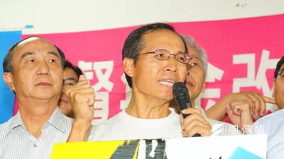 蔡政府改革年金,卻讓軍公教準備九三上街頭。(監督年金改革行動聯盟舉行「反汙名、要尊嚴,抗議蔡英文,霸凌軍公教!」記者會。/盧逸峰攝)