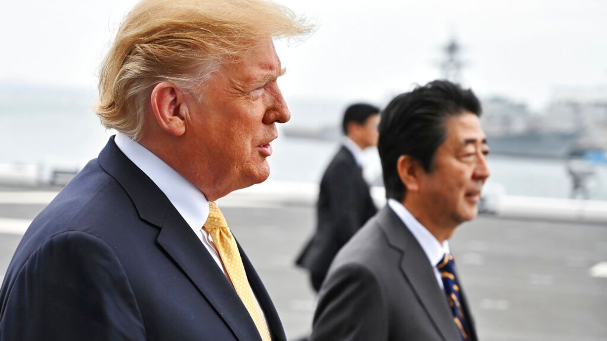 美國總統川普與日本首相安倍晉三28日一同登上加賀號視察。(美聯社) 美國總統川普與日本首相安倍晉三28日一同登上加賀號視察。(美聯社)