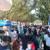 桃竹苗分署自3月起,攜手轄內20所大專校院,共同辦理21場大型校園徵才博覽會,集結超過1,800家企業參與,釋出逾5萬個工作機會。(圖/勞動力發展署雲嘉南分署提供) 桃竹苗分署自3月起,攜手轄內20所大專校院,共同辦理21場大型校園徵才博覽會,集結超過1,800家企業參與,釋出逾5萬個工作機會。(圖/勞動力發展署雲嘉南分署提供)