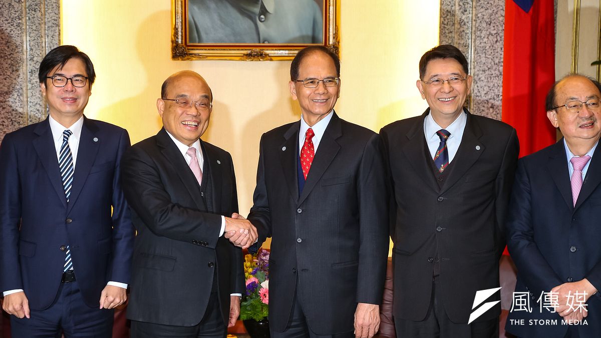 行政院長蘇貞昌(左)18日拜會立法院長游錫堃,就將提出因應新冠肺炎疫情的特別條例草案做出討論、尋求支持。(顏麟宇攝) 行政院長蘇貞昌(左)18日拜會立法院長游錫堃,就將提出因應新冠肺炎疫情的特別條例草案做出討論、尋求支持。(顏麟宇攝)