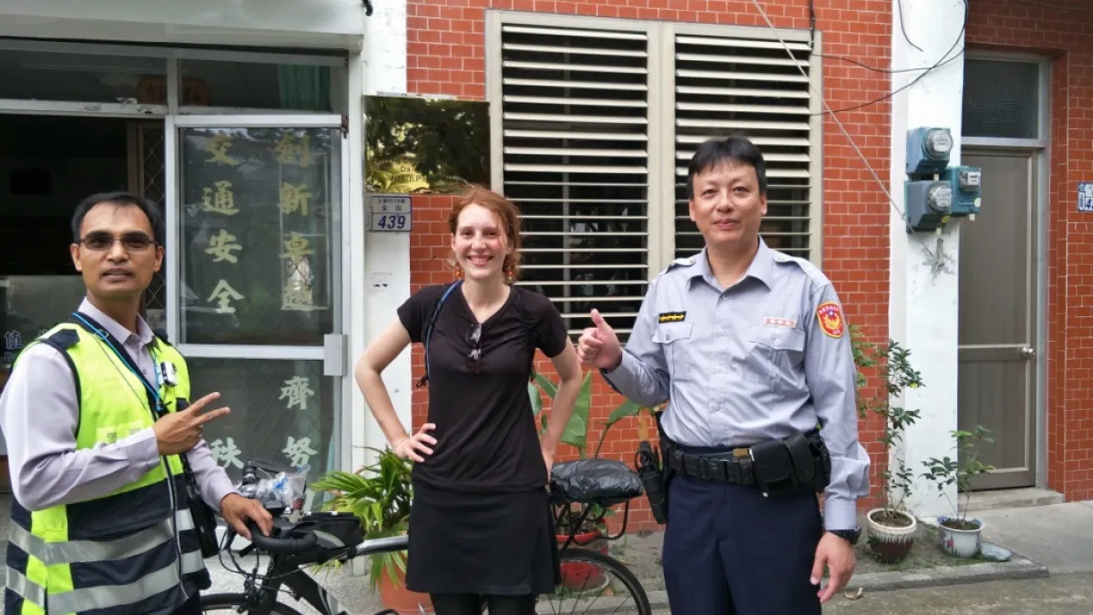 法國女騎士環島遇爆胎 暖警協助換輪胎