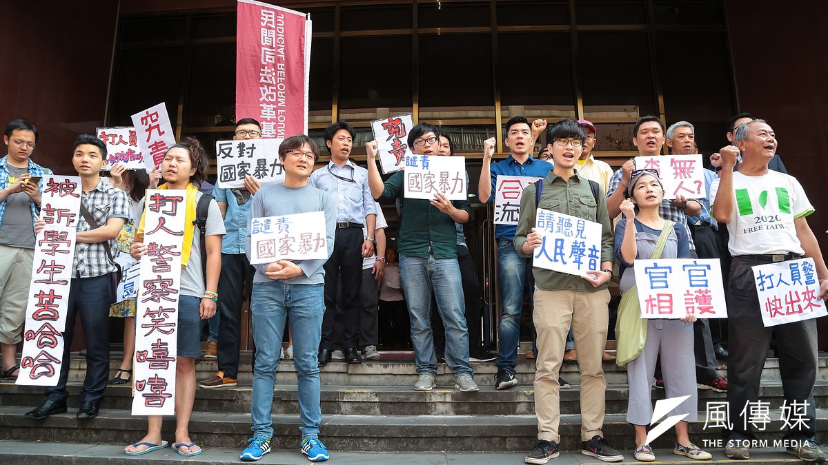 318太陽花學運佔領行政院案10日宣判,魏揚、黑色島國青年陣線等涉案人至北院聽判後,於院外召開記者會。(顏麟宇攝) 318太陽花學運佔領行政院案10日宣判,魏揚、黑色島國青年陣線等涉案人至北院聽判後,於院外召開記者會。(顏麟宇攝)